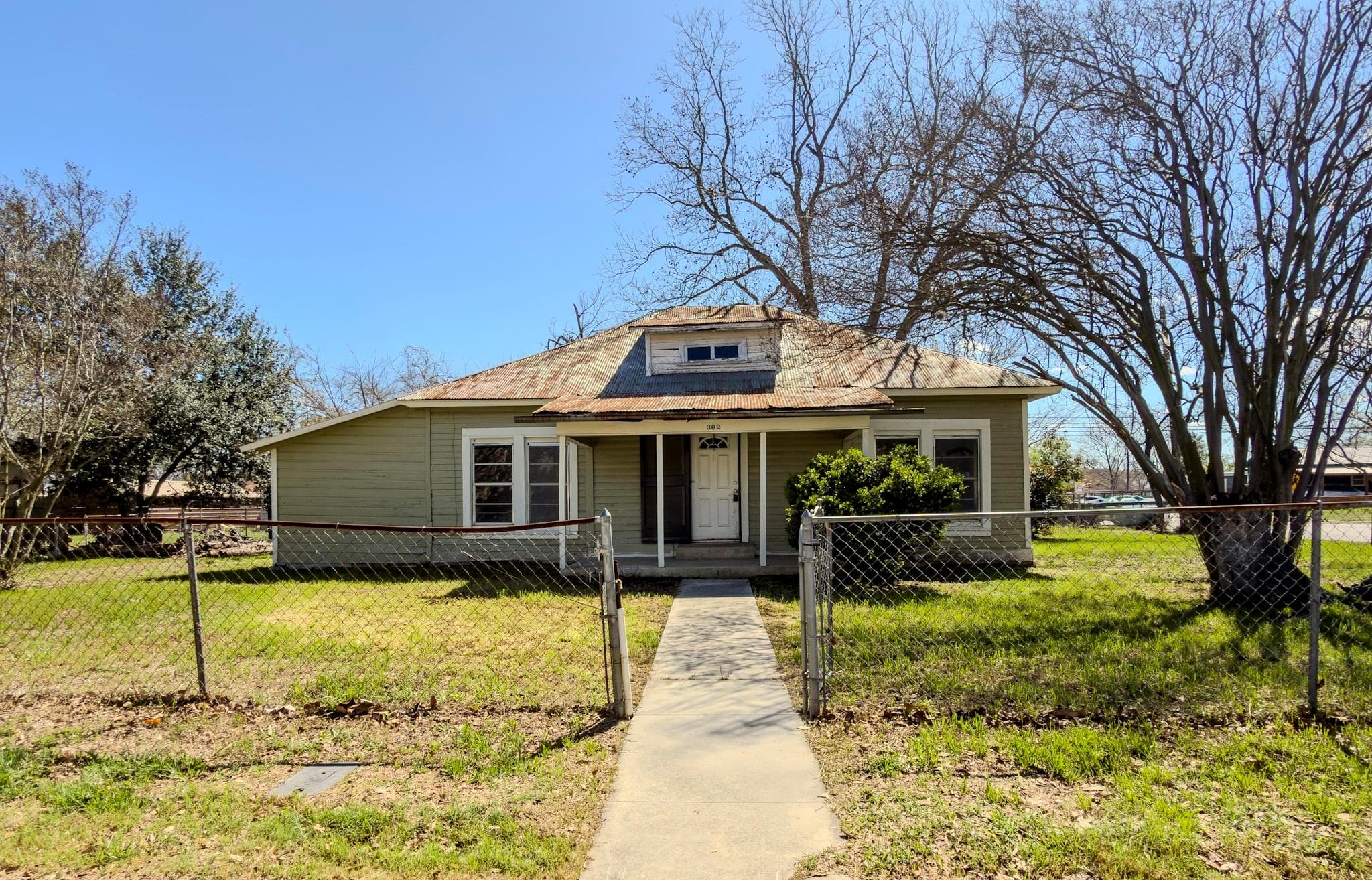 302 Crockett ST