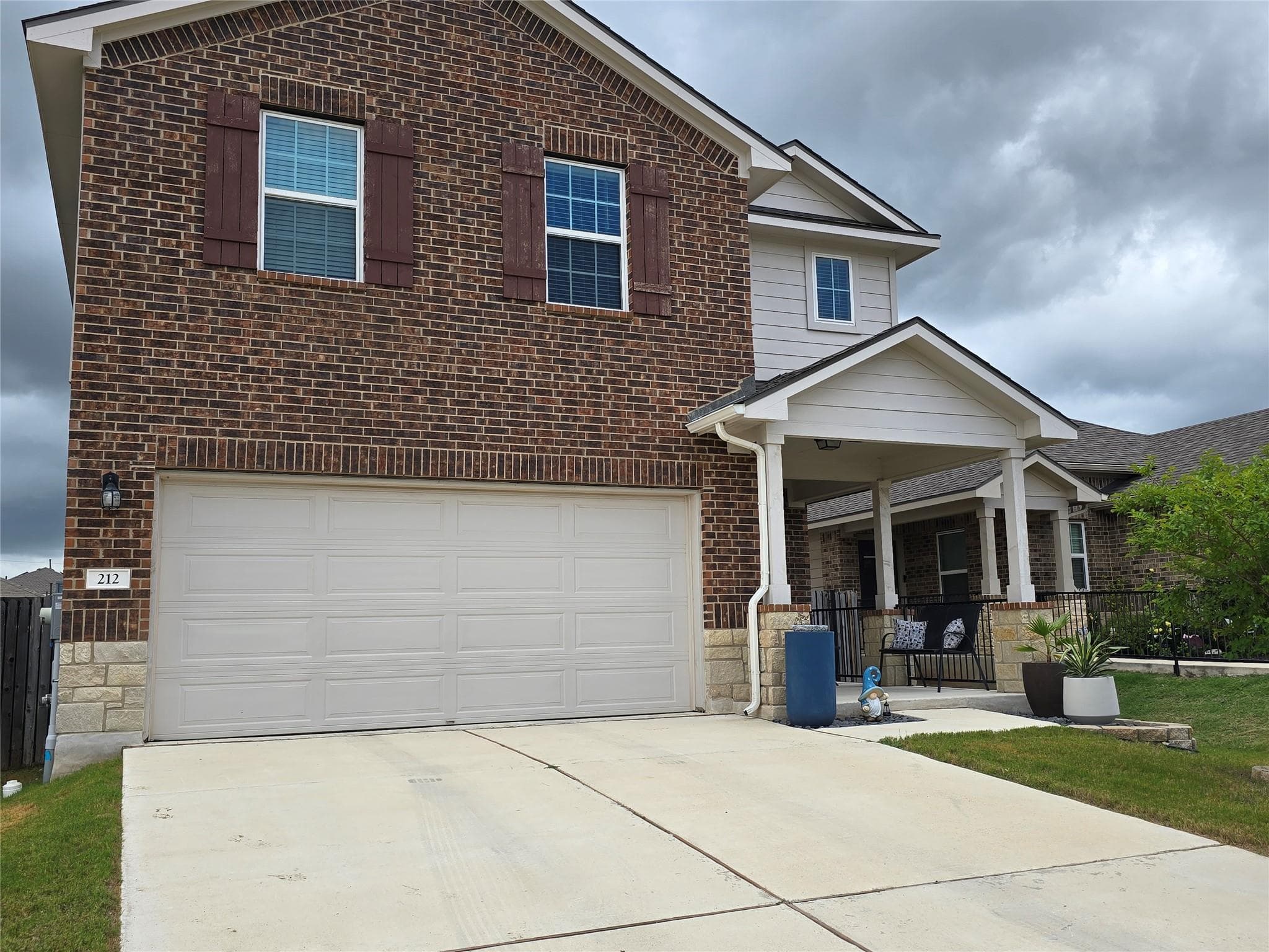 212 Yoakum ST