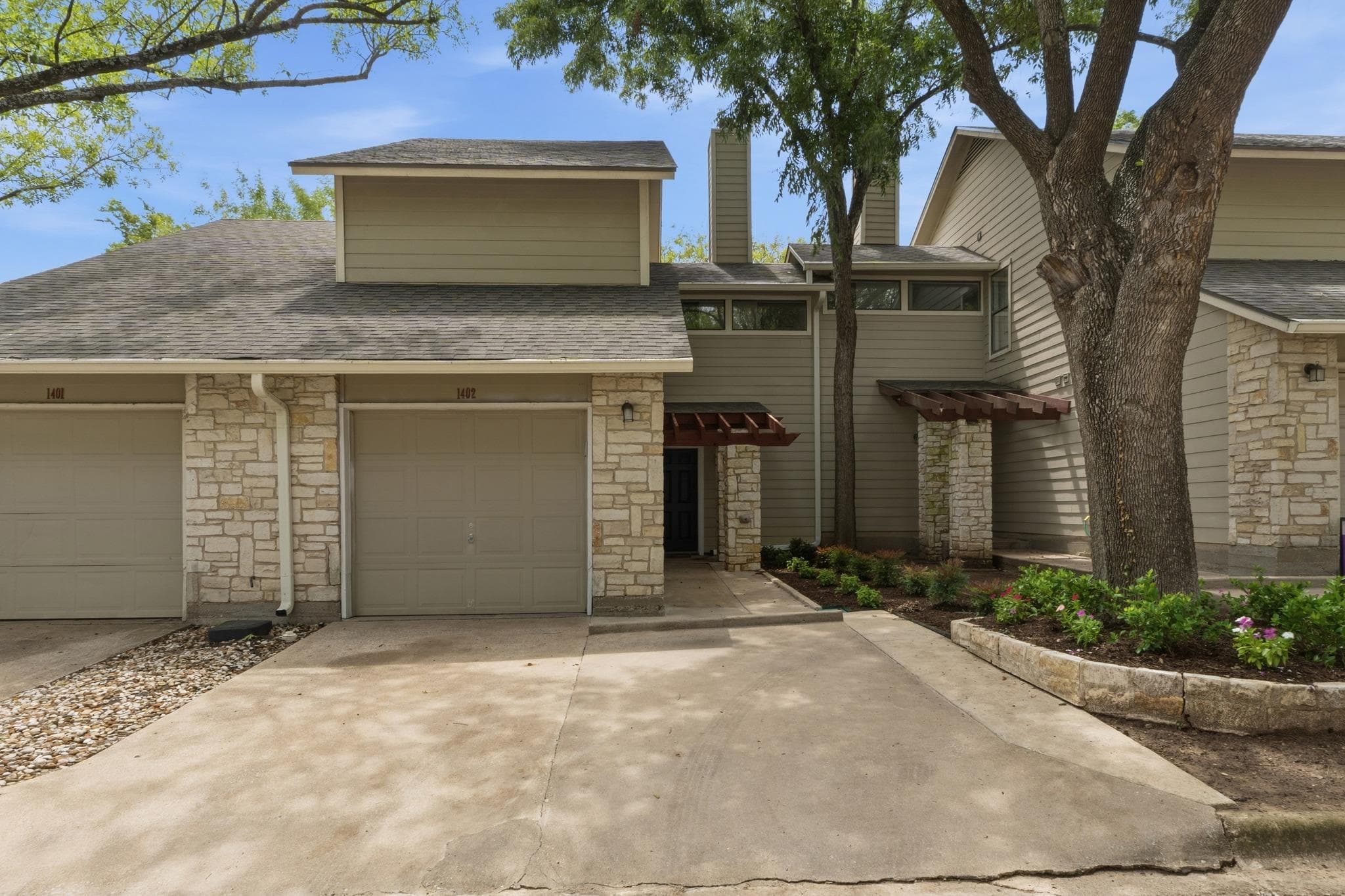 512 Eberhart LN